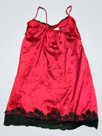 Rotes Satinslipkleid mit schwarzem Spitzenbesatz