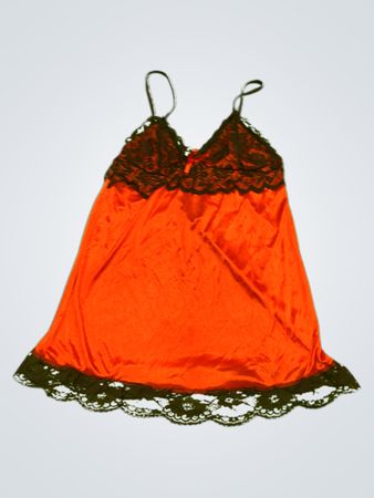 Roter Satinslip mit schwarzem Spitzenbesatz