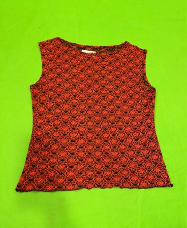 Rotes und schwarzes ärmelloses Oberteil