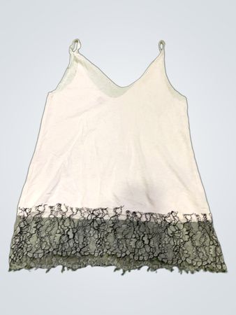 Weißes Trägershirt mit schwarzem Spitzenbesatz
