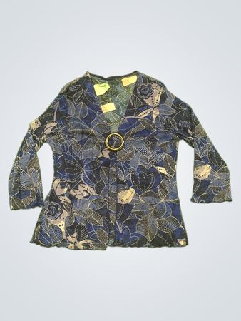 Blaues blumiges Langarmoberteil mit goldenen Ringdetails