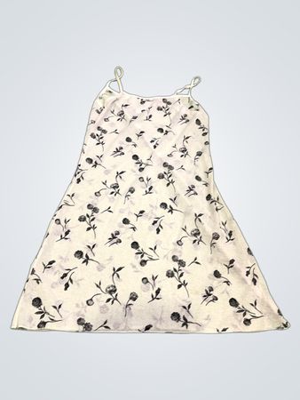 Weißes Kleid mit Blumenmuster