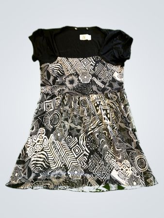 Schwarz-weißer gemusterter Kleid