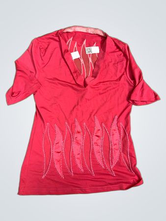 Rosa T-Shirt mit dekorativen flammenartigen Mustern