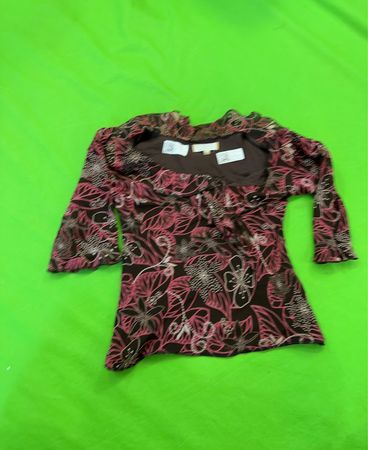 Braune und rosa blumengemusterte Bluse mit gerafftem Ausschnitt