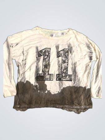 Weißes langärmliges Hemd mit "11"-Grafik