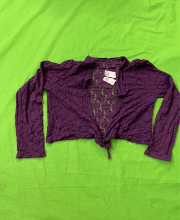 Lila Spitzenbolero mit Vorderbinde