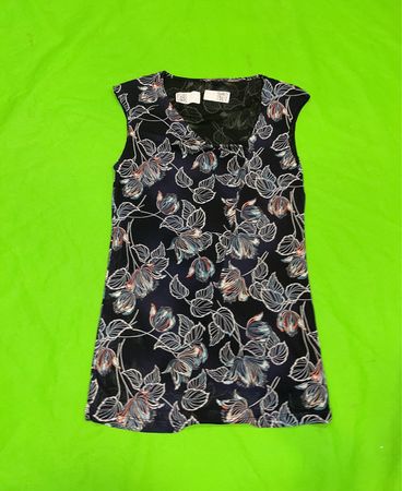 Schwarzes Kleid mit Blumenmuster