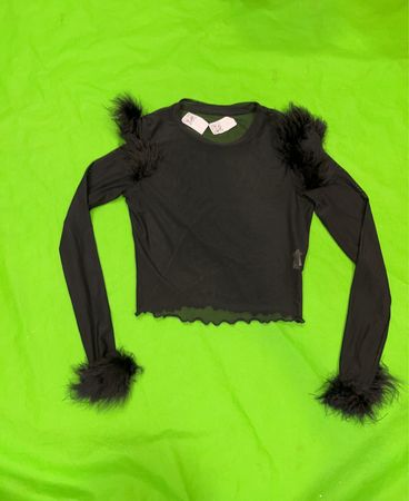 Schwarzes Mesh-Top mit Federakzenten