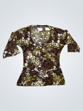 Braunes Stricktop mit floralem Muster und Knöpfen