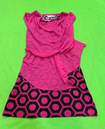Rosa und schwarzes geometrisches Druckkleid