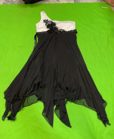 JUNGSTIL Ein-Schulter Schwarz und Weiß Kleid