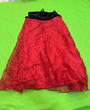 Rotes und schwarzes Kleid