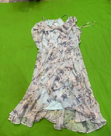Blaues Blumenmusterkleid mit Rüschen