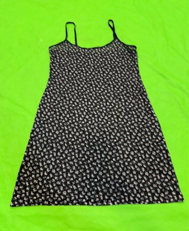 Schwarzes und weißes Blumendruck-Slipkleid