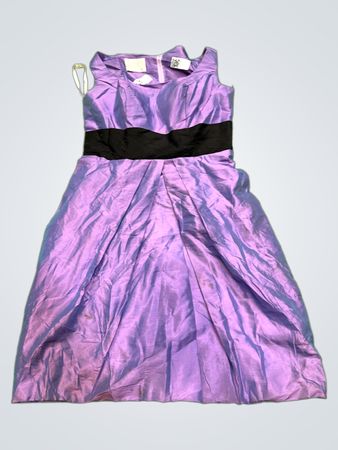 Einfach Braut Lila Kleid mit schwarzem Gürtel