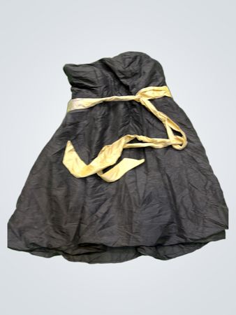 JJ's House schwarzes trägerloses Kleid mit Schärpe