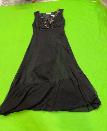 Schwarzes ärmelloses Maxikleid mit verziertem Ausschnitt
