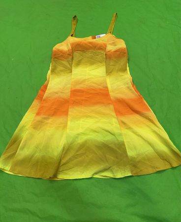 Gelb und orange gestreiftes Kleid