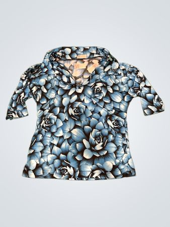 Bluse mit blauem Blumenmuster