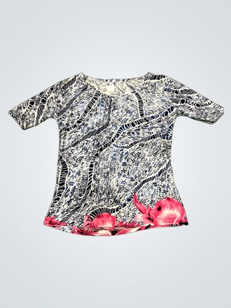 Blau-weiß gemustertes T-Shirt mit pinken floralen Akzenten