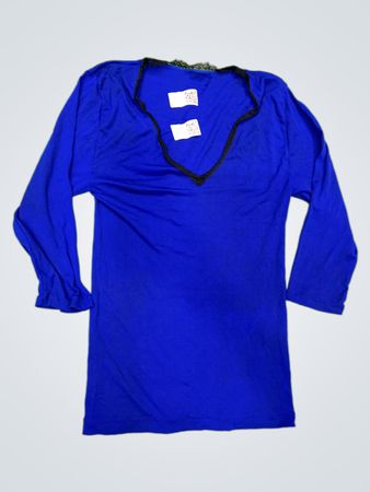 Blaues Langarmoberteil mit schwarzem Spitzenbesatz