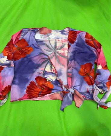 Kimono-Top mit tropischem Druck und Knoten vorne
