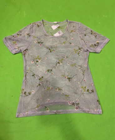 „Durchscheinendes T-Shirt mit Blumenmuster“