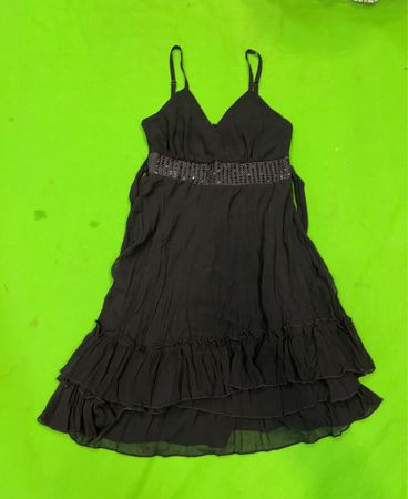 Schwarzes schichtetes Rüschenkleid mit beaded Gürtel