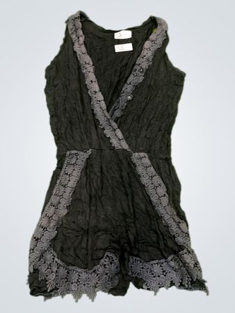 Schwarzes Kleid mit Spitzenbesatz
