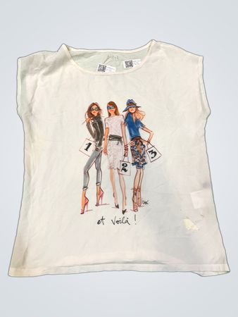Weißes T-Shirt mit "et Voilà!" und Modeillustration