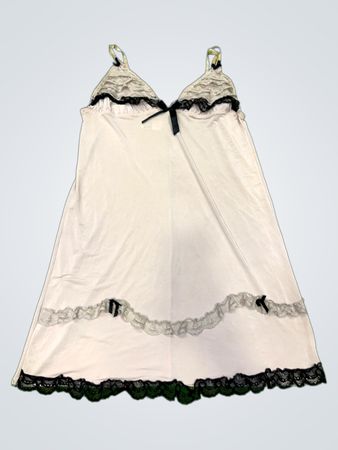 Spitzenbesetztes Unterkleid