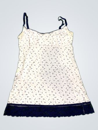 Weißes Top mit blauem Blumenmuster und Spitzenbesatz