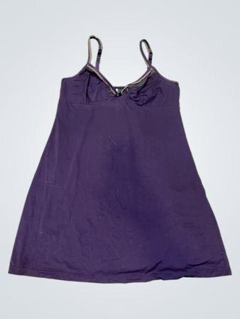 Lila Slipkleid mit Spitzenbesatz