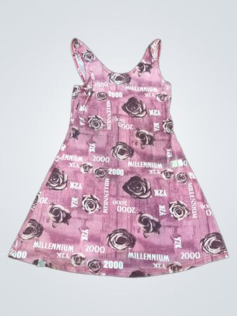Rosenmusterkleid in Pink mit dem Text 'MILLENNIUM 2000 Y2K'