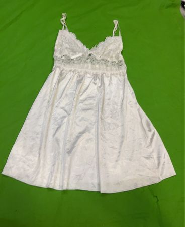 Slipkleid mit weißer Spitze