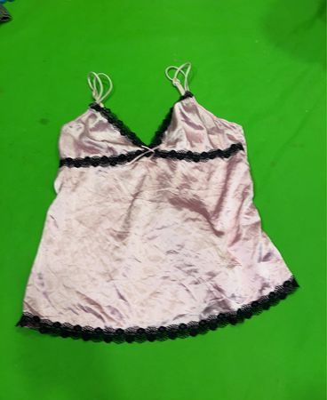 Rosa Slip mit schwarzem Spitzenbesatz