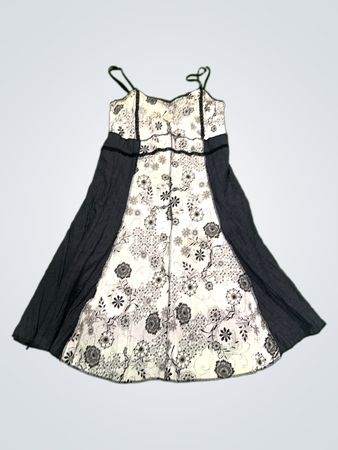 Blumenmusterkleid mit dunklem Rock