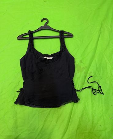 Schwarzes Tanktop mit Spitzenbesatz