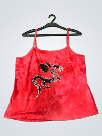 Rotes Batik-Top mit Drachenmotiv