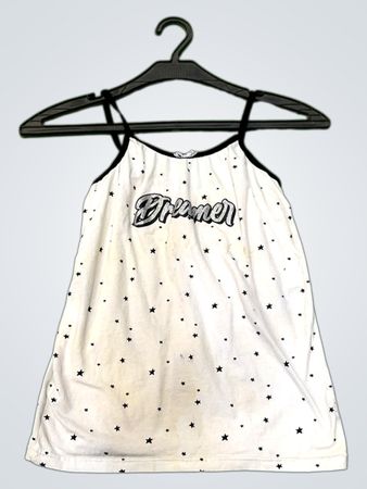 Weißes Tanktop mit schwarzen Sternen und dem Text "Dreamer