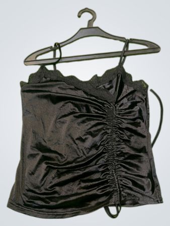 Schwarzes gerafftes Top mit Spitzenrand