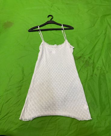 Weißes Slipkleid mit Punkten