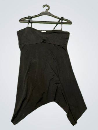 Schwarzes asymmetrisches Kleid