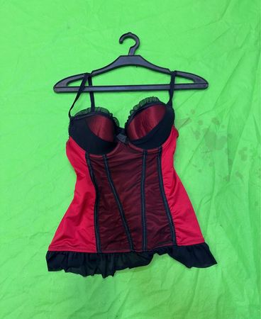 Rotes und schwarzes Korsett-Top