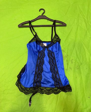 Blaues Satin-Babydoll mit schwarzem Spitzenbesatz