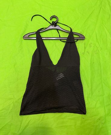 Schwarzes Neckholder-Top mit strukturiertem Muster