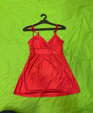 Rotes Slip-Kleid mit Spaghettiträgern
