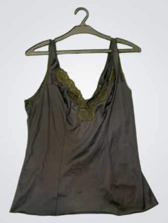 Schwarzes Top mit Spitzeneinsatz