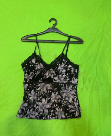 Schwarzes blumenförmiges Spitzen-Trim-Camisole